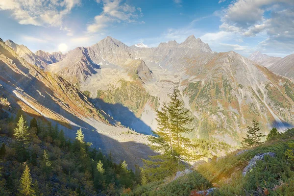 Bellissimo paesaggio autunnale, montagne Altai Russia . — Foto Stock