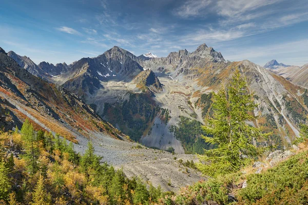 Hermoso paisaje otoñal, montañas Altai Rusia . —  Fotos de Stock