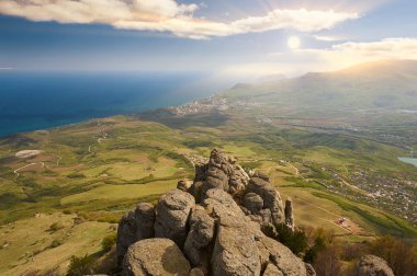 Güney Kırım 'ın yaz manzarası, Karadeniz' e ve Alushta 'nın aşağısındaki dağlara bakıyor. Ön planda, Ukrayna 'nın hayaletler vadisi denilen yıpranmış sütunlar var..