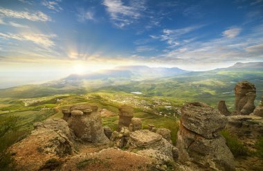 Güney Kırım 'ın yaz manzarası, Karadeniz' e ve Alushta 'nın aşağısındaki dağlara bakıyor. Ön planda, Ukrayna 'nın hayaletler vadisi denilen yıpranmış sütunlar var..
