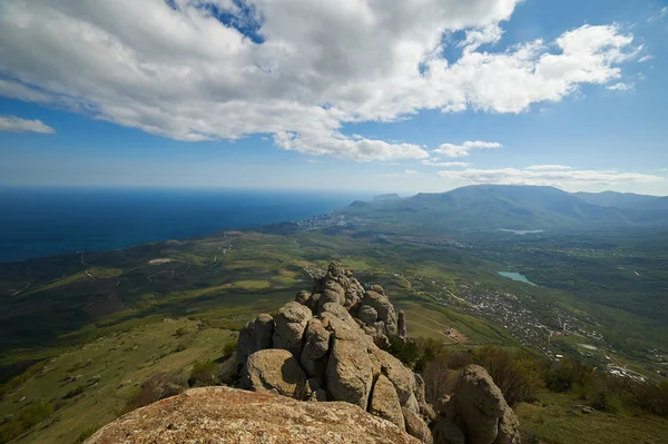 南クリミアの夏の風景は 黒海と周囲の山々を見下ろす アルシュタの底にあります ウクライナの幽霊の谷と呼ばれる前景の風化した柱で — ストック写真