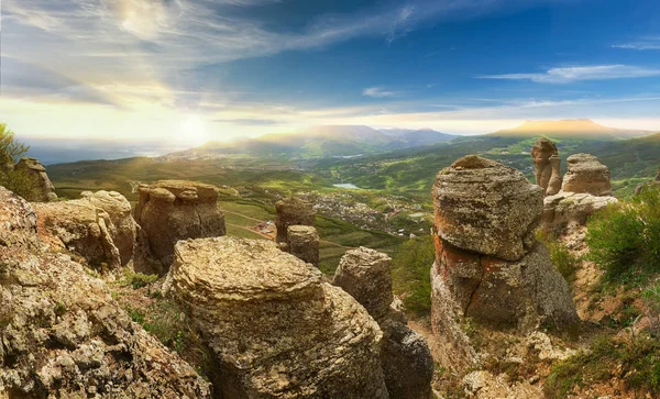 Güney Kırım Yaz Manzarası Karadeniz Alushta Nın Aşağısındaki Dağlara Bakıyor Telifsiz Stok Fotoğraflar