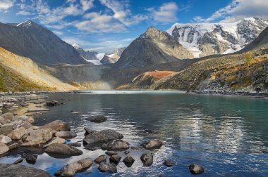 Güzel sonbahar manzara, Altay Dağları Rusya.