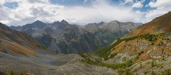 Bela paisagem de outono, montanhas Altai Rússia . — Fotografia de Stock