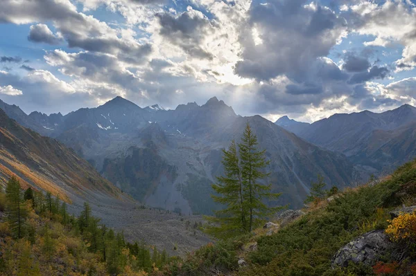 美しい秋の風景、ロシアのアルタイ山脈. — ストック写真