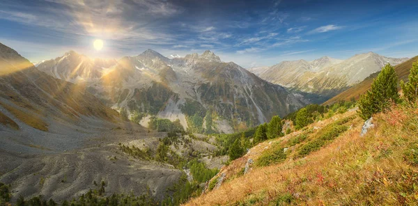 美しい秋の風景、ロシアのアルタイ山脈. — ストック写真