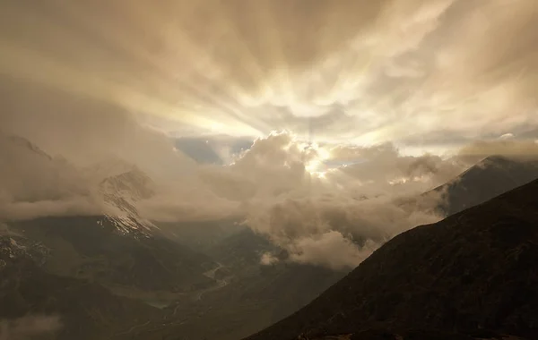 Montagne dell'Annapurna nell'Himalaya del Nepal . — Foto Stock