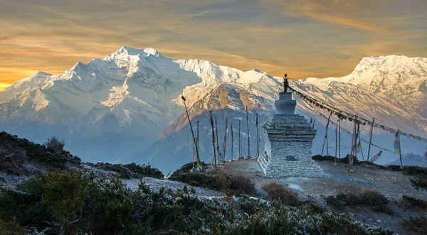 Montanhas Annapurna nos Himalaias do Nepal . — Fotografia de Stock