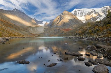 Güzel sonbahar manzara, Altay Dağları Rusya.