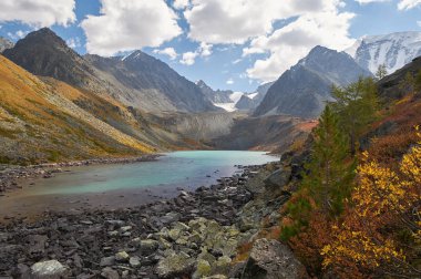 Güzel sonbahar manzara, Altay Dağları Rusya.