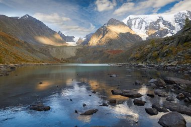 Güzel sonbahar manzara, Altay Dağları Rusya.
