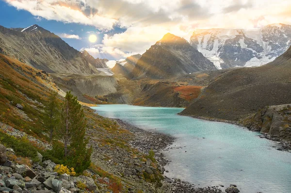 Pemandangan musim panas yang indah, Pegunungan Altai Rusia . — Stok Foto