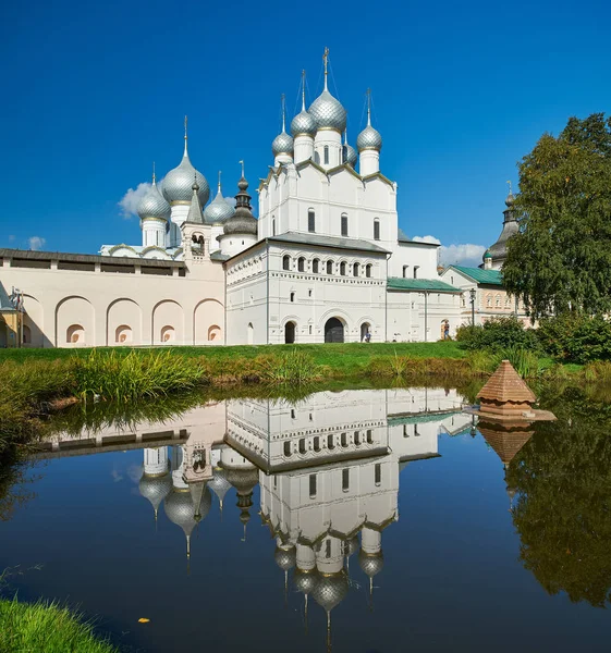 Veronderstelling kathedraal en de kerk van de opstanding in Rostov Kr — Stockfoto