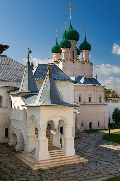 Sobór Zaśnięcia i Kościół Zmartwychwstania Pańskiego w Rostov Kr — Zdjęcie stockowe