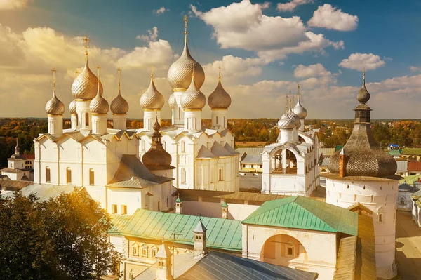Mariä-Himmelfahrt-Kathedrale und Auferstehungskirche in Rostov kr — Stockfoto