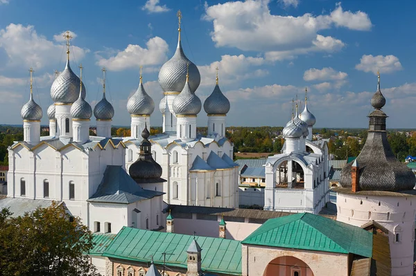 Cattedrale dell'Assunzione e chiesa della Resurrezione a Rostov Kr — Foto Stock