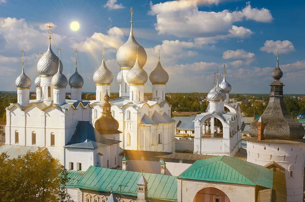 Assomption Cathédrale et église de la Résurrection à Rostov Kr — Photo