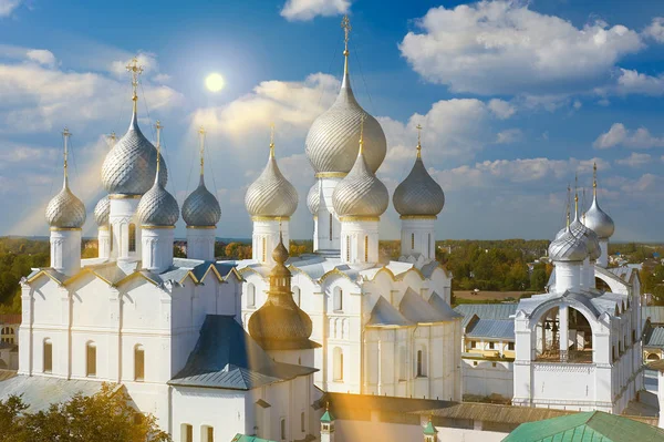 Catedral de la Asunción y la iglesia de la Resurrección en Rostov Kr — Foto de Stock