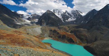 Güzel sonbahar manzara, Altay Dağları Rusya.