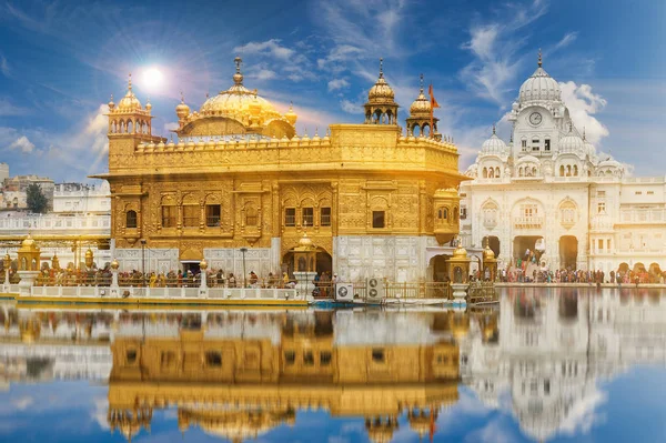 O Templo de Ouro, localizado em Amritsar, Punjab, Índia . — Fotografia de Stock