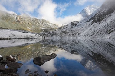 Güzel sonbahar manzara, Altay Dağları Rusya.