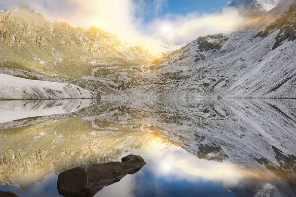 Hermoso paisaje otoñal, montañas Altai Rusia . — Foto de Stock