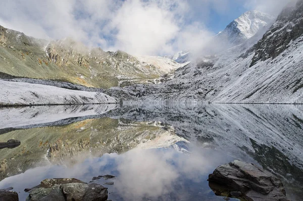 Vackert höstlandskap, Altajbergen Ryssland. — Stockfoto