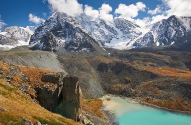 Güzel sonbahar manzara, Altay Dağları Rusya.