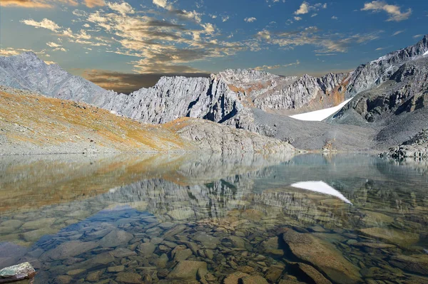 Bela paisagem de outono, montanhas Altai Rússia . — Fotografia de Stock