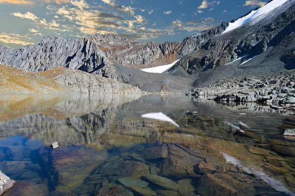 Красивый осенний пейзаж, Алтайские горы Россия . — стоковое фото