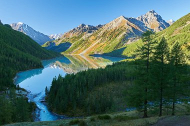 Güzel sonbahar manzara, Altay Dağları Rusya.