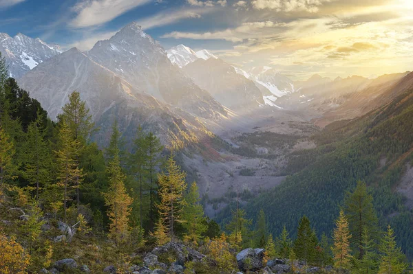 美しい秋の風景、ロシアのアルタイ山脈. — ストック写真