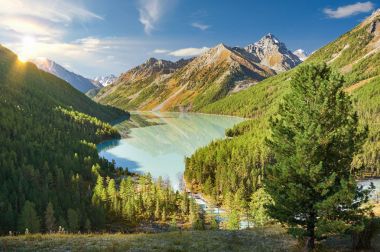 Güzel sonbahar manzara, Altay Dağları Rusya.