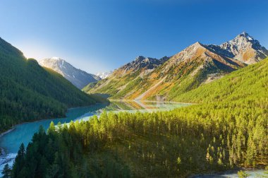 Güzel sonbahar manzara, Altay Dağları Rusya.
