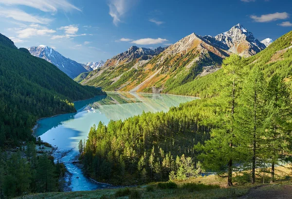 Hermoso paisaje otoñal, montañas Altai Rusia . — Foto de Stock