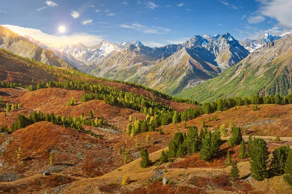 Bellissimo paesaggio autunnale, montagne Altai Russia . — Foto Stock