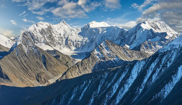 Bela paisagem de outono, montanhas Altai Rússia . — Fotografia de Stock