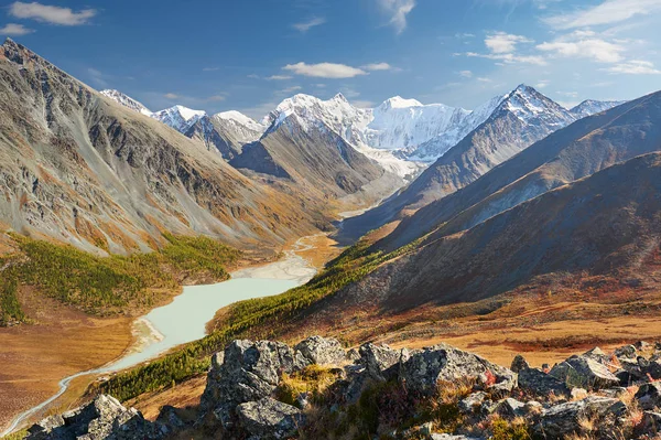 Güzel sonbahar manzara, Altay Dağları Rusya.
