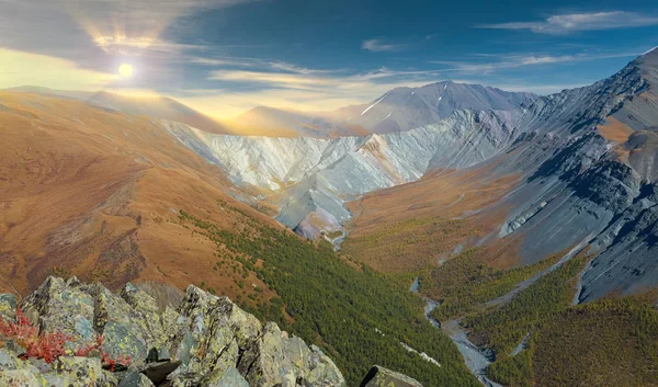 Hermoso paisaje otoñal, montañas Altai Rusia . —  Fotos de Stock