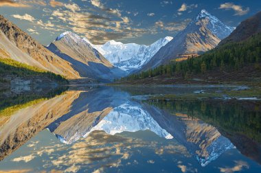 Güzel sonbahar manzara, Altay Dağları Rusya.