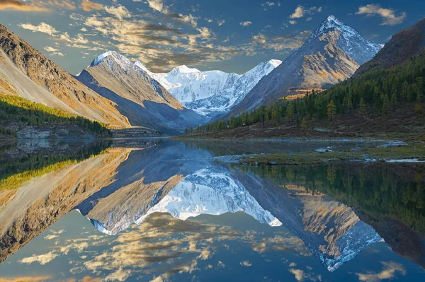 Güzel sonbahar manzara, Altay Dağları Rusya.