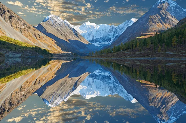 Güzel sonbahar manzara, Altay Dağları Rusya.