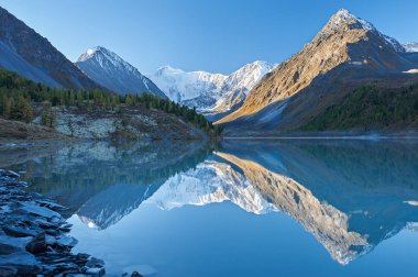 Güzel sonbahar manzara, Altay Dağları Rusya.