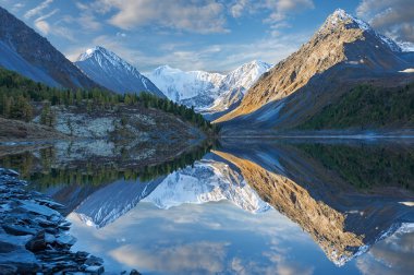 Güzel sonbahar manzara, Altay Dağları Rusya.