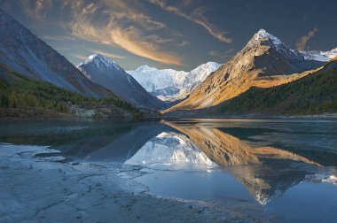 Güzel sonbahar manzara, Altay Dağları Rusya.