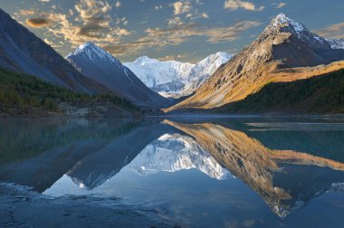 Güzel sonbahar manzara, Altay Dağları Rusya.