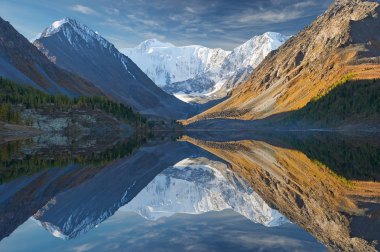 Güzel sonbahar manzara, Altay Dağları Rusya.