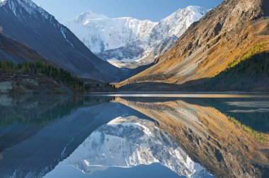 Güzel sonbahar manzara, Altay Dağları Rusya.