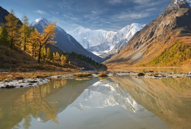 Güzel sonbahar manzara, Altay Dağları Rusya.
