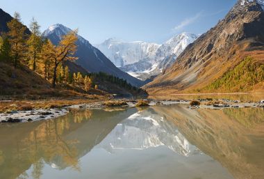 Güzel sonbahar manzara, Altay Dağları Rusya.
